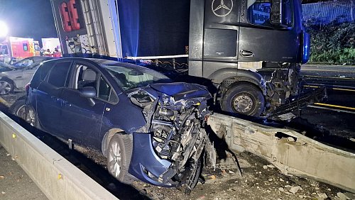 Die Wucht der Zusammenstöße ließ völlig demolierte Autowracks zurück. - © Justin Brosch/dpa