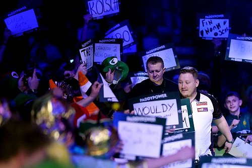 Martin Schindler beim Walk-on im Alexandra Palace. - © John Walton/PA Wire/dpa