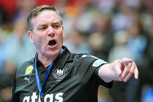 Ist mit den bisherigen WM-Leistungen der deutschen Handballer nicht zufrieden: Bundestrainer Alfred Gislason. - © Sören Stache/dpa