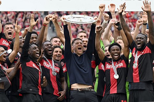 Wer jubelt am Saisonende? Wieder Bayer? Oder schlägt Bayern zurück? - © Federico Gambarini/dpa