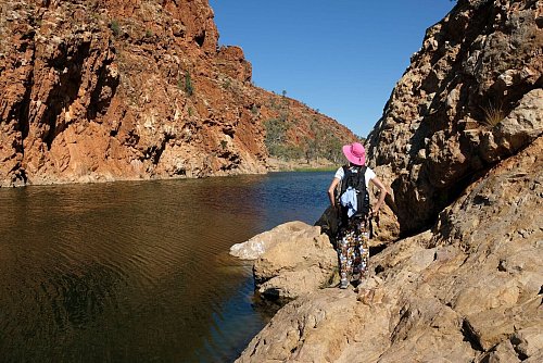 Angekommen an der Glen Helen Gorge: Landschaften wie solche hielt der Maler Namatjiras fest. - © Florian Sanktjohanser/dpa-tmn