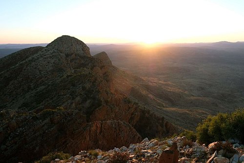 Sonnenaufgang am Mount Sonder. - © Florian Sanktjohanser/dpa-tmn