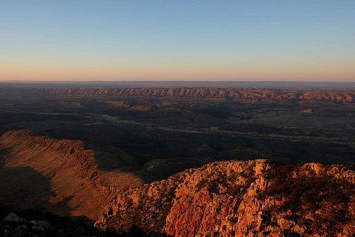 Morgenstimmung auf dem Larapinta Trail: im Sonnenaufgang glühende Hügelketten. - © Florian Sanktjohanser/dpa-tmn