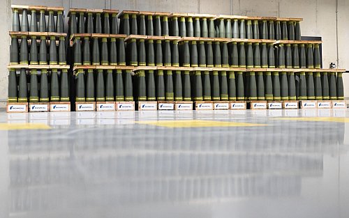Sie können bis zu 40 Kilometer weit geschossen werden: Artilleriemunition von Rheinmetall. - © Julian Stratenschulte/dpa