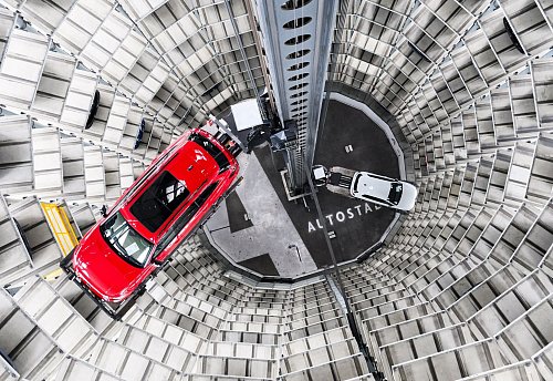 VW überlegt, künftig mehr Autos in den USA herzustellen. (Archivfoto) - © Julian Stratenschulte/dpa
