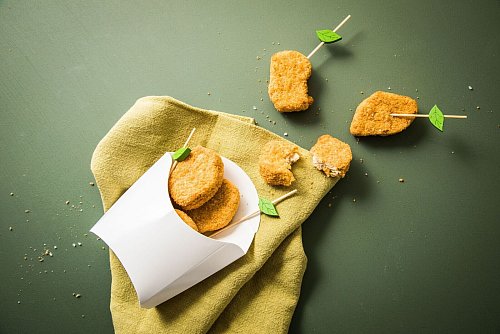 Schnelle Küche: Fertig zubereitete vegane Nuggets treffen den Nerv der Generation Z. - © Christin Klose/dpa-tmn