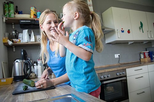 Schon mit kleinen Kindern zu kochen, schafft einen Bezug zu dem, was auf den Teller kommt. - © Christin Klose/dpa-tmn