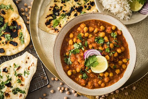 Viele junge Leute essen gerne Kichererbsen, wie hier in einem indischen Curry. - © Christin Klose/dpa-tmn