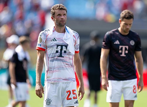 Angekämpft im Glutofen von Charlotte: Thomas Müller (l) nach dem Spiel mit einem eisgekühlten Handtuch im Nacken. - © Sven Hoppe/dpa