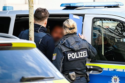 Der mutmaßliche Täter wurde nach der Festnahme in ein Polizeiauto gebracht. - © Uwe Anspach/dpa