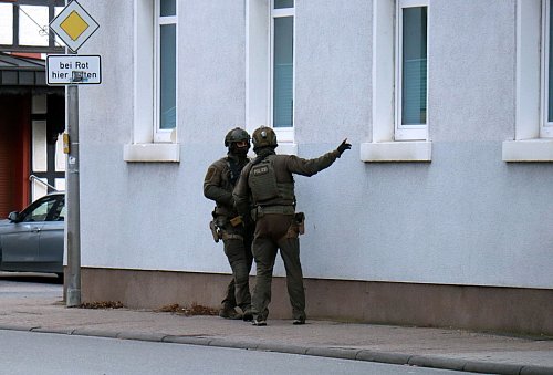 Spezialeinsatzkräfte sind an der Bankfiliale im Einsatz. - © Rene Priebe/PR-Video/dpa