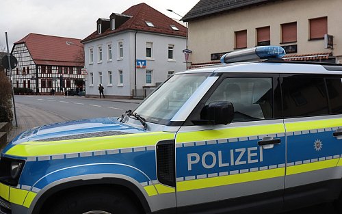Die Polizei hat die Umgebung abgesperrt. - © Rene Priebe/PR-Video/dpa
