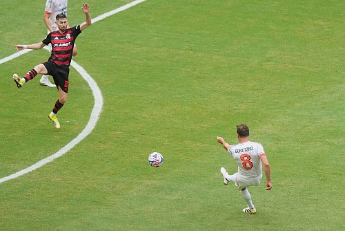 Leon Goretzka zieht präzise aus der Distanz ab und trifft zum 3:1 für die Bayern. - © Marta Lavandier/AP/dpa