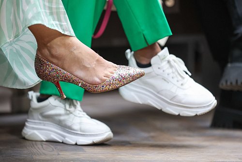 Nicht jeder Schuh passt zu jedem Fuß. Wer High Heels tragen will, sollte auf stabile Absätze und eine gute Passform achten. - © Gerald Matzka/dpa/dpa-tmn