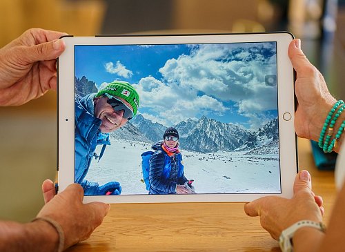 Erinnerungen an Reisen: Merk zeigt am Tablet Fotos aus Tibet. - © Andreas Arnold/dpa