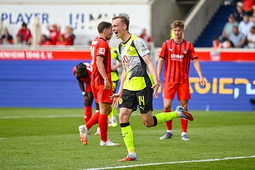 Maximilian Beier traf für Dortmund im Spiel beim 1. FC Heidenheim - © Harry Langer/dpa