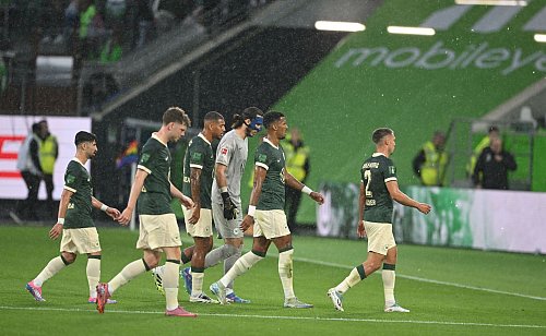 Die Partie von Wolfsburg gegen Köln musste wegen eines Unwetters unterbrochen werden - © dpa