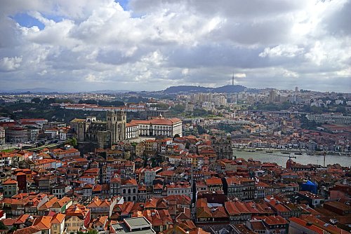 Blick auf Porto: Portugal haben immer mehr Reisende auch in der Wintersaison auf dem Zettel. - © Robert Günther/dpa-tmn