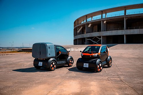 Für Pizzakartons und Co.: Alternativ zum Duo bietet Mobilize den Bento (links) an, der zumindest ein paar Dinge mehr transportieren kann. - © Renault/dpa-tmn