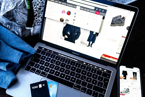 Direkt zuschlagen oder gucken, ob\\\'s das Teil auch noch anderswo gibt: Das sollte man sich überlegen, raten Experten. - © Sina Schuldt/dpa/dpa-tmn