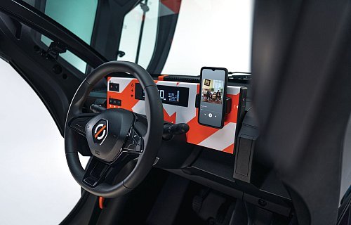 Bunte Bedieneinheit: Das Smartphone ist fixiert - mit den Ablagen für andere Dinge sieht es eher mau aus. - © Renault/dpa-tmn