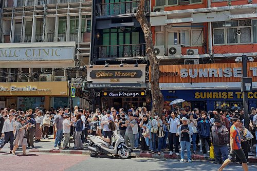 Urlaubern in Thailand rät das Auswärtige Amt nach dem Erdbeben, die Nachrichtenlage zu verfolgen und Verhaltenshinweise lokaler Behörden, von Reiseanbietern oder Hotelpersonal zu beachten. - © Chutima Lalit/AP/dpa-tmn