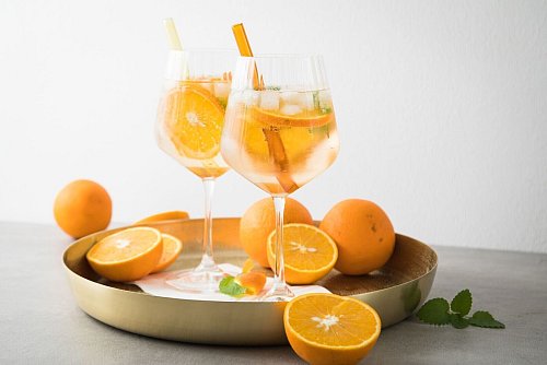 Der Arancello Spritz mit Orangen und Melisse als Deko liegt im Trend. - © Christin Klose/dpa-tmn/dpa