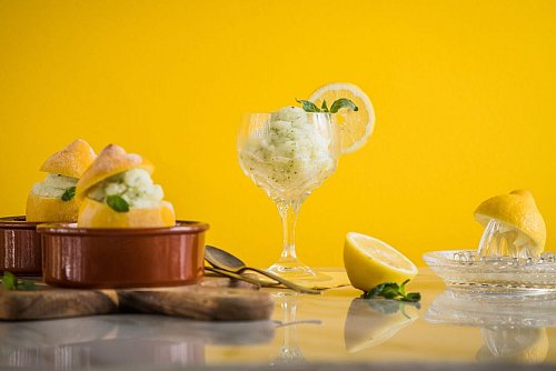 Mit einem Schuss Limoncello erhalten auch Desserts wie Zitronensorbet ein zusätzliches feines Aroma. - © Christin Klose/dpa-tmn/dpa