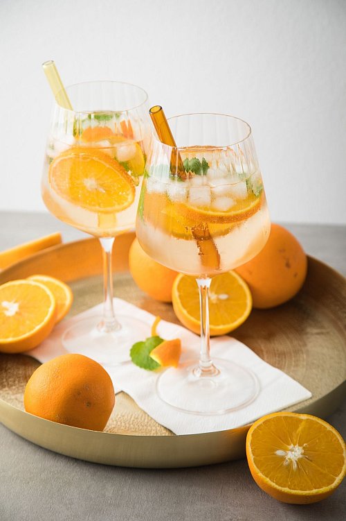 Ein Schuss Orangenlikör macht den Arancello Spritz so fruchtig. - © Christin Klose/dpa-tmn/dpa