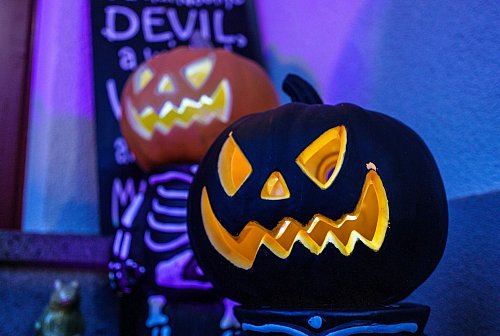 Mit Kerzenwachs, Farbe oder Sprühlack verzierte Kürbisse gehören nach Halloween in den Restmüll: Auch ausgebrannte Teelichter werden dort entsorgt. - © Andreas Arnold/dpa/dpa-tmn