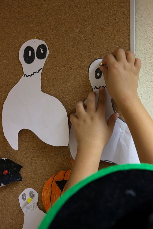 Kaputte Papierdekorationen werden im Altpapier entsorgt. - © Silvia Marks/dpa-tmn