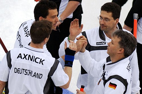 Bundestrainer Uli Kapp (links hinten) und sein Bruder Andy (rechts hinten) haben ihre Spielerkarriere zwar schon längst beendet, sind dem Curling aber trotzdem erhalten geblieben. - © Patrick Hattori/epa/dpa