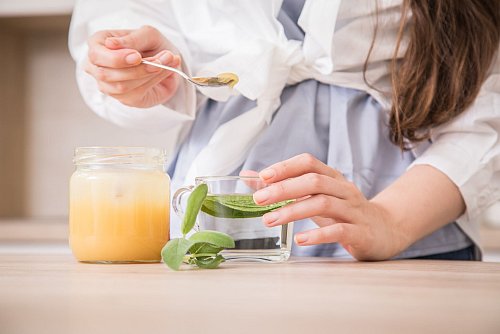 Frischer Tee mit lecker Honig: Beruhigt den Hals und schmeckt auch gut. - © Christin Klose/dpa Themendienst/dpa-tmn