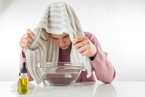 Dampfbad und ätherische Öle: Ist das bei Husten überhaupt so empfehlenswert? - © Christin Klose/dpa Themendienst/dpa-tmn