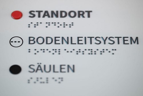 Öffentliche Gebäude sind häufig mit Informationen in Brailleschrift ausgestattet - wie hier in Dresden. - © Sebastian Kahnert/dpa
