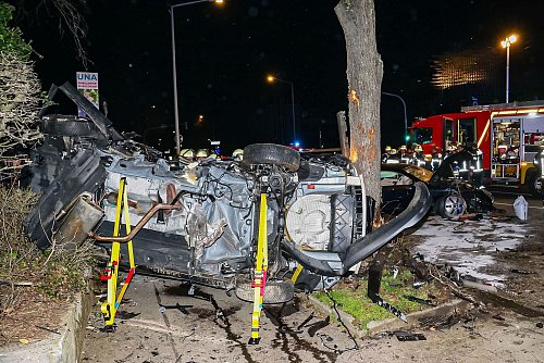 Die beiden Insassinnen erlagen noch am Unfallort ihren schweren Verletzungen. - © Andreas Rometsch/KS-Images.de/dpa