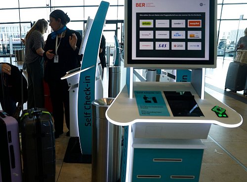 Betroffen sind Systeme zur Passagierabfertigung - das hat zur Folge, dass etwa der Check-in nur manuell möglich ist. - © Carsten Koall/dpa