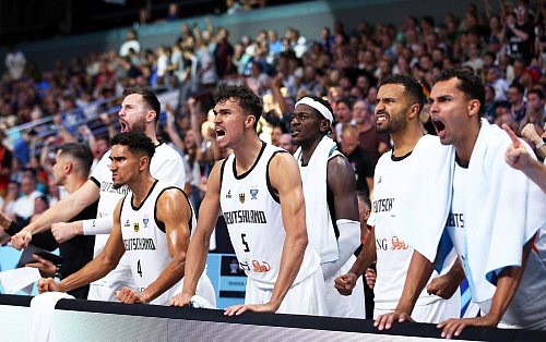 Die starke deutsche Bank ist ein Grund für die Erfolge der Basketballer bei der EM. - © Matthias Stickel/dpa