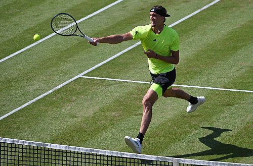 Alexander Zverev musste sich gegen Brandon Nakashima insbesondere im ersten Satz strecken. - © Marijan Murat/dpa