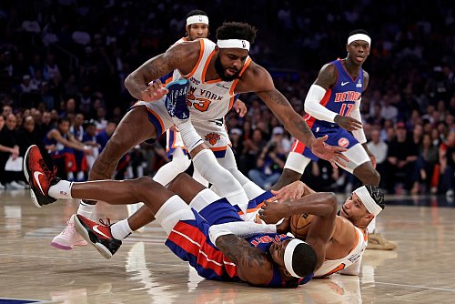 Dennis Schröder (hinten) und die Detroit Pistons setzten sich diesmal in einer umkämpften Partie gegen die New York Knicks durch. - © Adam Hunger/AP/dpa