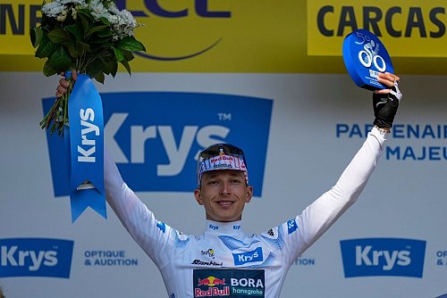Florian Lipowitz jubelt im Weißen Trikot für den besten Nachwuchsfahrer. - © Mosa\\\'ab Elshamy/AP/dpa
