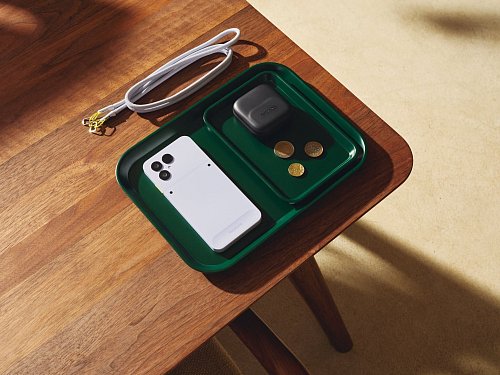Das Fairphone 6 kostet 599 Euro und wird damit rund 100 Euro günstiger angeboten als das Vorgängermodell. - © Fairphone/dpa-tmn
