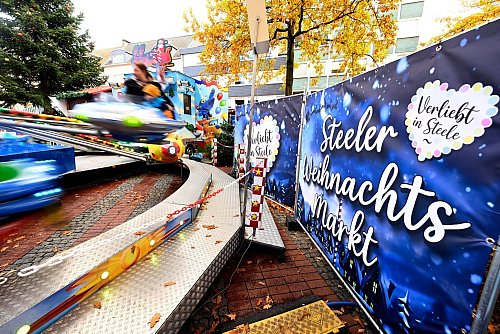 Glühwein, Musik und ein bisschen Rummelplatz-Atmosphäre beim Weihnachtsmarkt in Essen-Steele. - © Roberto Pfeil/dpa