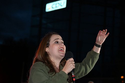 Die frühere Grünen-Vorsitzende Ricarda Lang demonstrierte ebenfalls vor der CDU-Zentrale. - © Lilli Förter/dpa