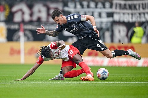 Freiburg und Frankfurt lieferten sich ein intensives Bundesliga-Duell. - © Harry Langer/dpa