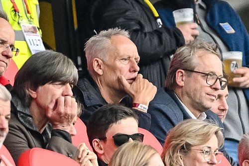 Auch die Trainer-Legenden Joachim Löw (l.) und Christian Streich (M.) waren im Stadion. - © Harry Langer/dpa