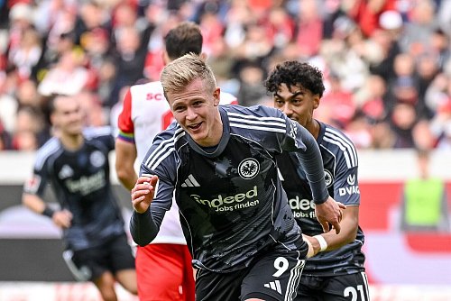 Traf für Frankfurt doppelt in Freiburg, zum Eintracht-Sieg reichte es aber nicht: Stürmer Jonathan Burkardt. - © Harry Langer/dpa