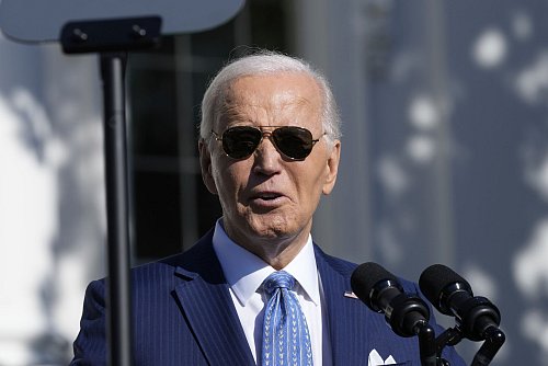 Joe Biden ist bei einem seiner letzten öffentlichen Auftritte als US-Präsident gut gelaunt. - © Susan Walsh/AP