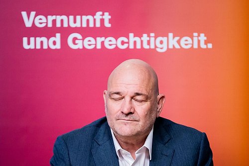 Wird das BSW an einer neuen Regierung in Brandenburg beteiligt sein? Bislang sind die Signale des Landesvorsitzenden Robert Crumbach verhalten. - © Christoph Soeder/dpa