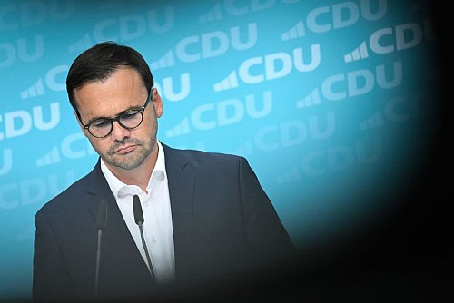 Enttäuscht über hohe Wahlverluste ist CDU-Spitzenkandidat Jan Redmann. - © Sebastian Christoph Gollnow/dpa